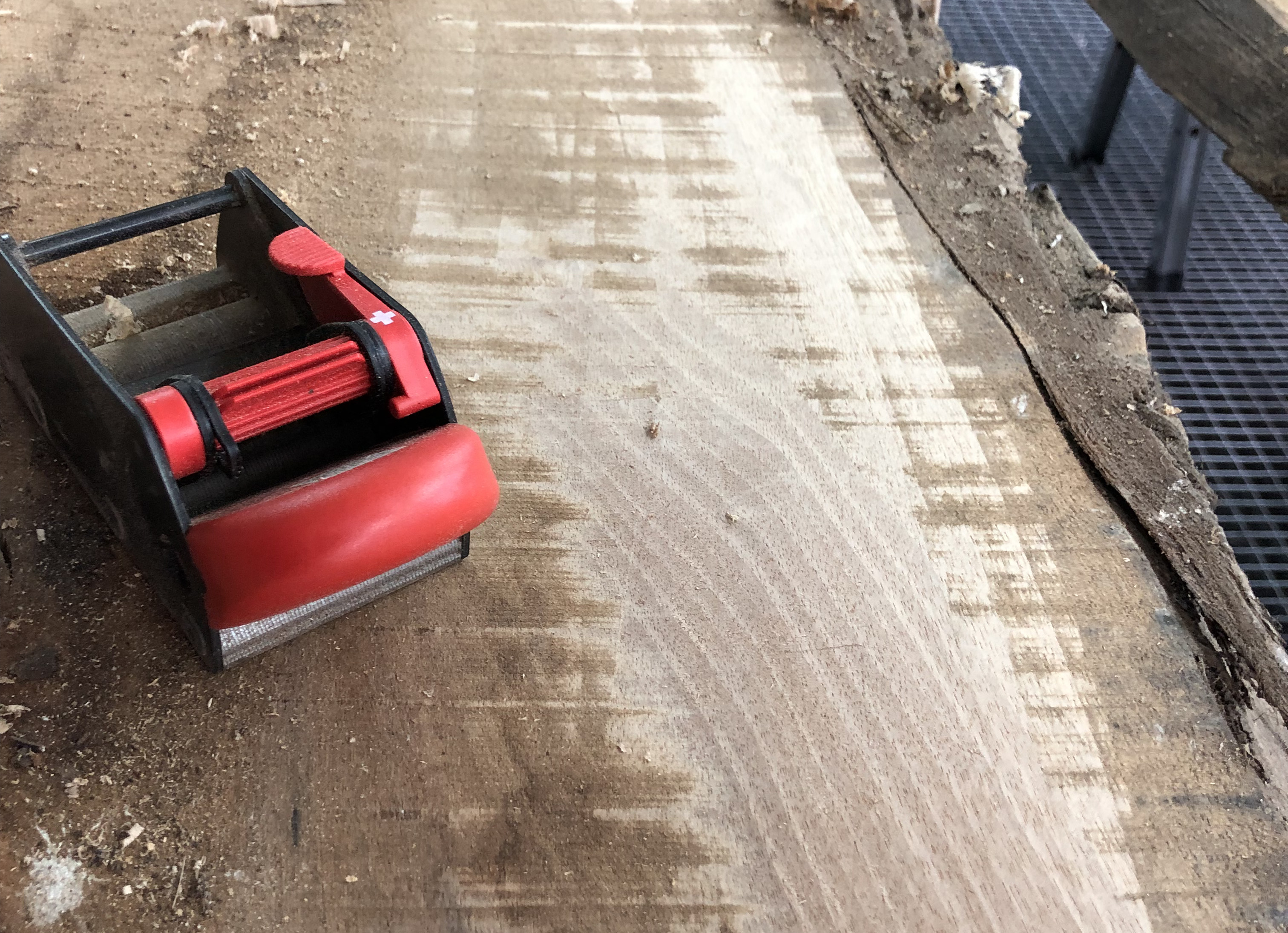 Rabotage d'une pièce en bois pur